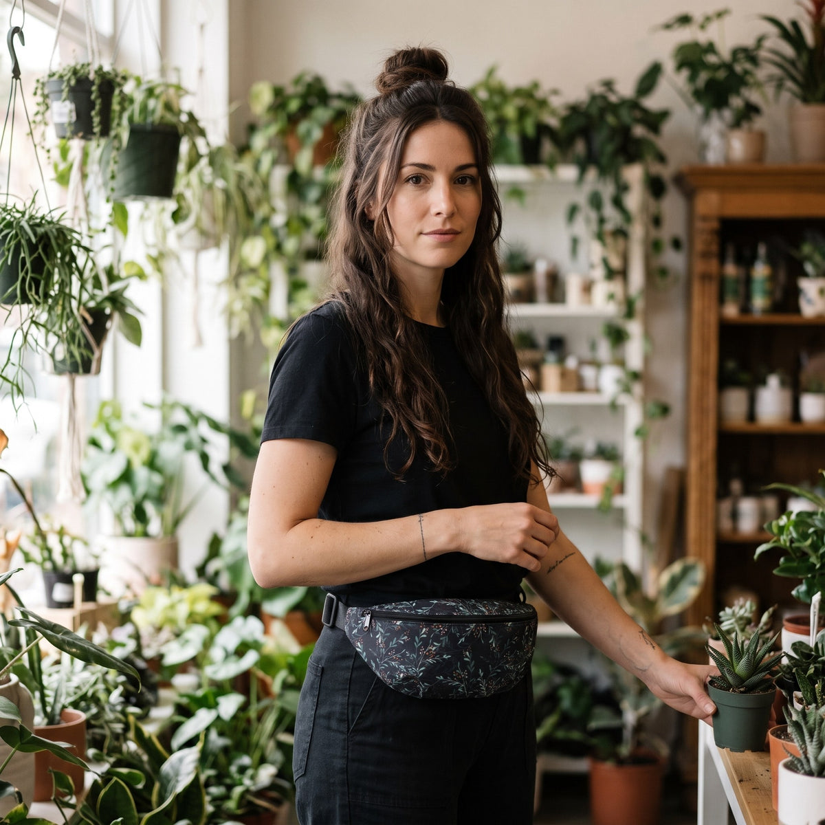 Sac banane eucalyptus fond noir porté par une femme, look streetwear en Belgique | CHT'M Boutique