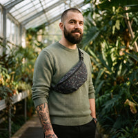Sac banane eucalyptus fond noir porté par un homme, look streetwear en Belgique | CHT'M Boutique