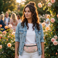 Sac banane fleurs aquarelle rose poudré porté par une femme, look streetwear en Belgique | CHT'M Boutique