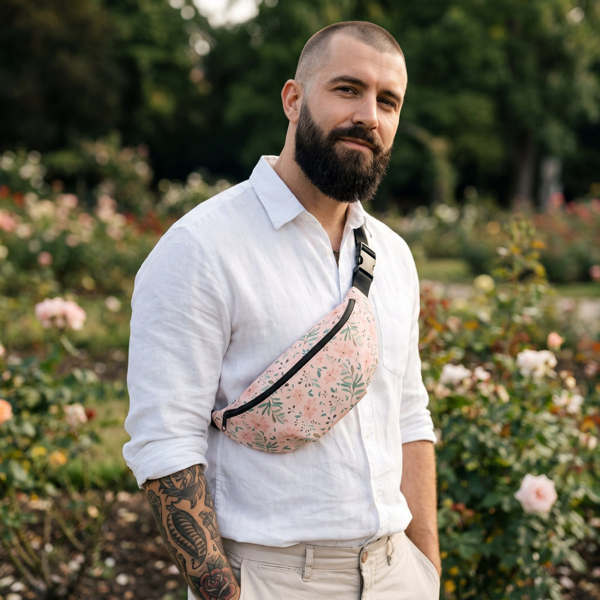 Sac banane fleurs aquarelle rose poudré porté par un homme, look streetwear en Belgique | CHT'M Boutique