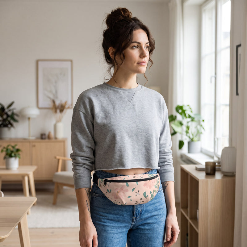 Sac banane fleurs pastel crème porté par une femme, look streetwear en Belgique | CHT'M Boutique