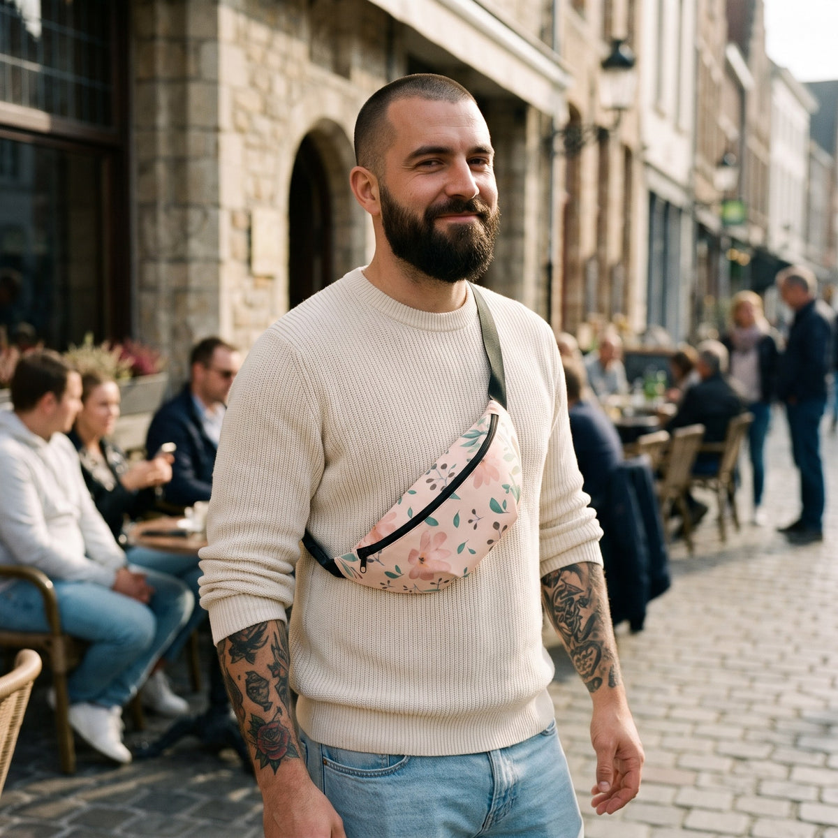 Sac banane fleurs pastel crème porté par un homme, look streetwear en Belgique | CHT'M Boutique