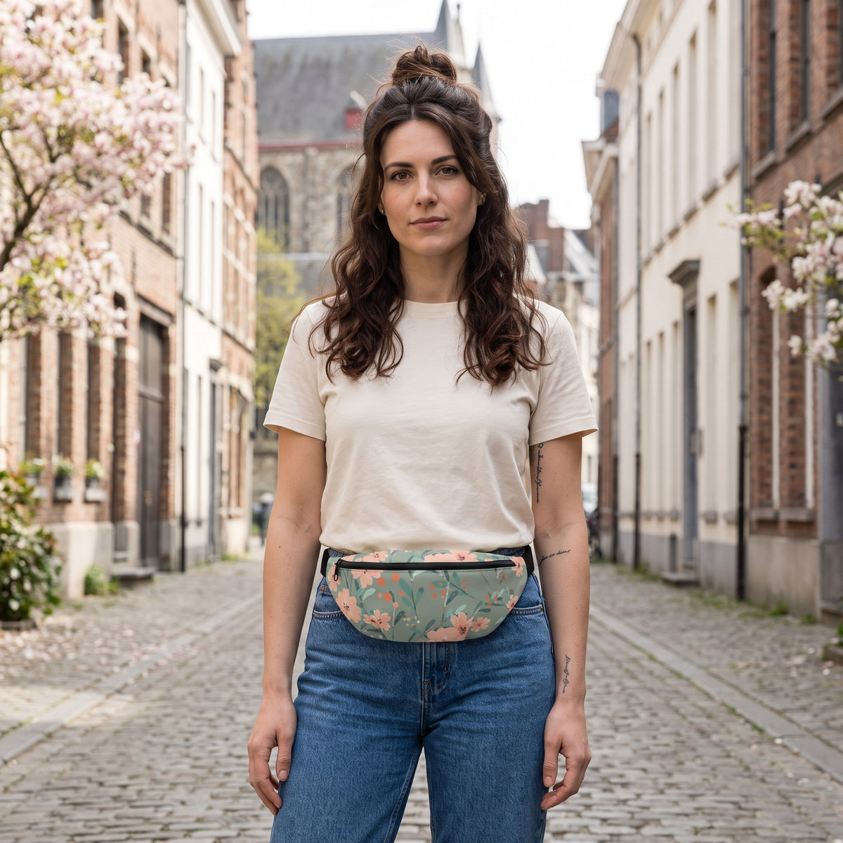 Sac banane fleurs sur fond vert sauge porté par une femme, look streetwear en Belgique | CHT'M Boutique