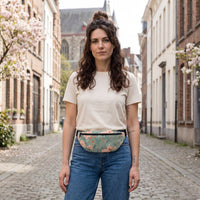 Sac banane fleurs sur fond vert sauge porté par une femme, look streetwear en Belgique | CHT'M Boutique