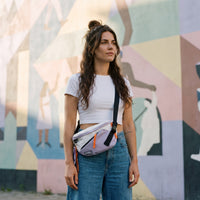Sac banane hip-hop color block mauve porté par une femme, look streetwear en Belgique | CHT'M Boutique