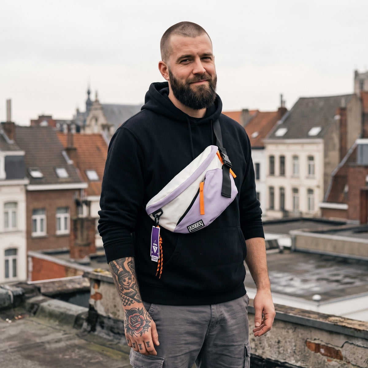 Sac banane hip-hop color block mauve porté par un homme, look streetwear en Belgique | CHT'M Boutique