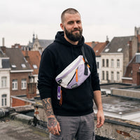 Sac banane hip-hop color block mauve porté par un homme, look streetwear en Belgique | CHT'M Boutique