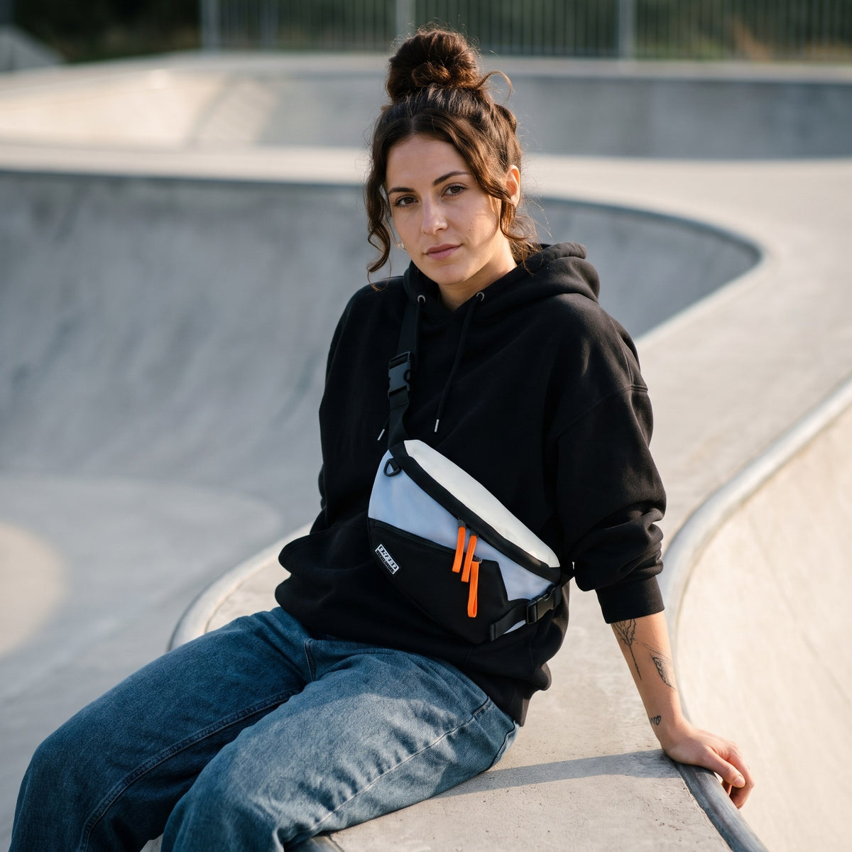 Sac banane hip-hop color block noir porté par une femme, look streetwear en Belgique | CHT'M Boutique