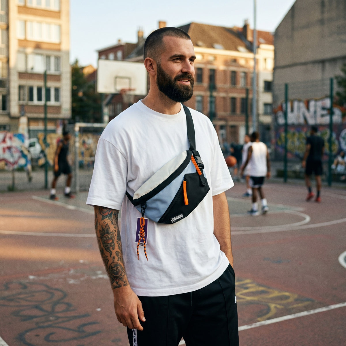 Sac banane hip-hop color block noir porté par un homme, look streetwear en Belgique | CHT'M Boutique