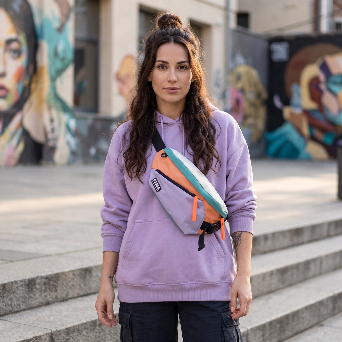 Sac banane hip-hop color block porté par une femme, look streetwear en Belgique | CHT'M Boutique