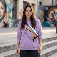 Sac banane hip-hop color block porté par une femme, look streetwear en Belgique | CHT'M Boutique