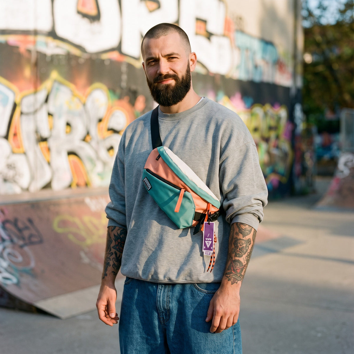 Sac banane hip-hop color block porté par un homme, look streetwear en Belgique | CHT'M Boutique