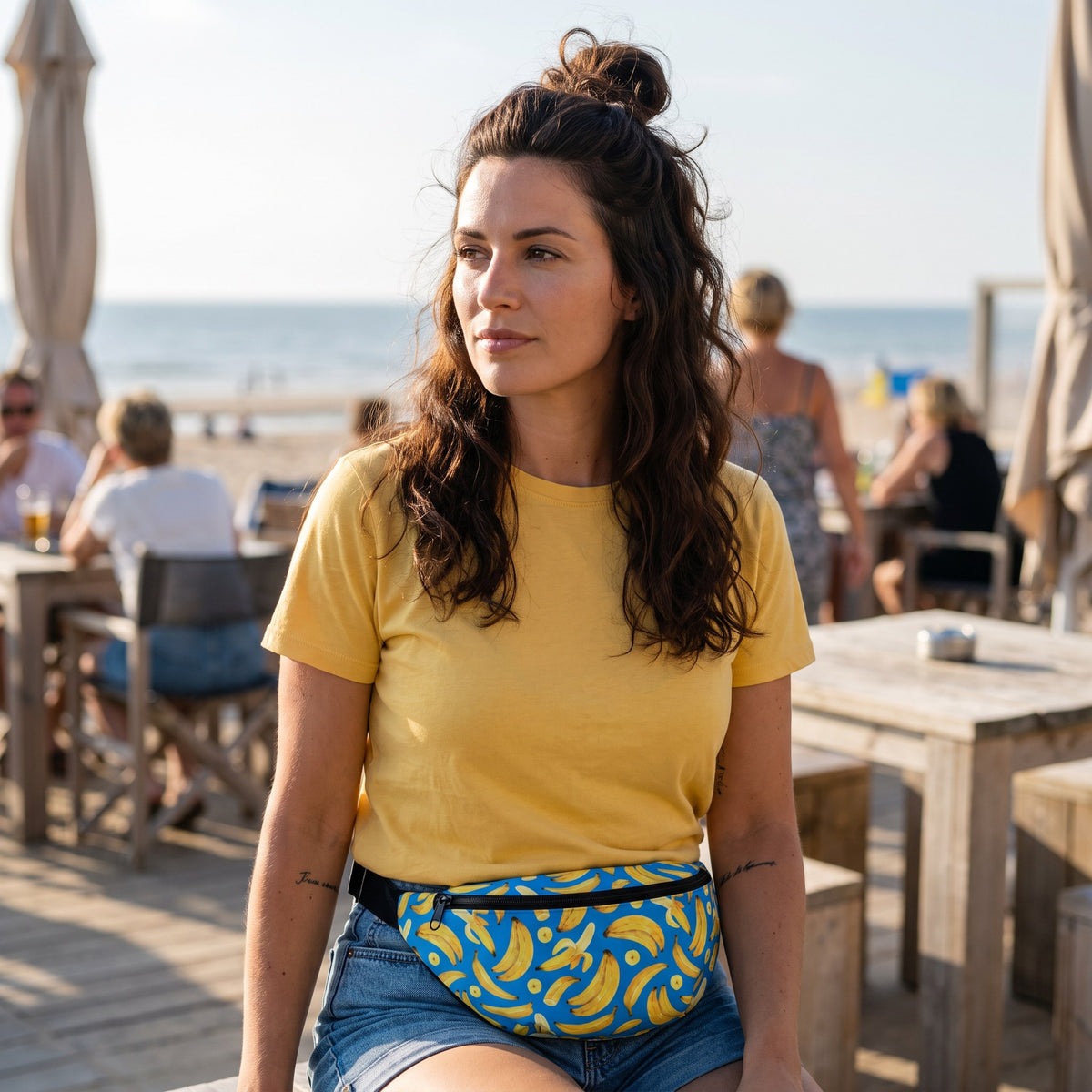 Sac banane imprimé bananes porté par une femme, look streetwear en Belgique | CHT'M Boutique