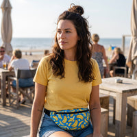 Sac banane imprimé bananes porté par une femme, look streetwear en Belgique | CHT'M Boutique