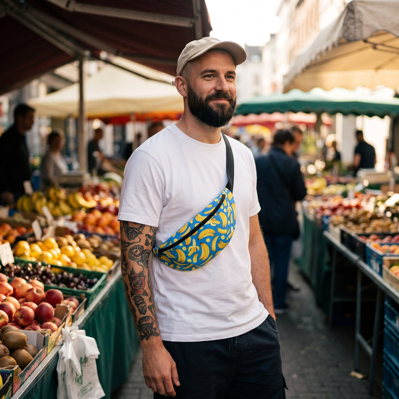 Sac banane imprimé bananes porté par un homme, look streetwear en Belgique | CHT'M Boutique