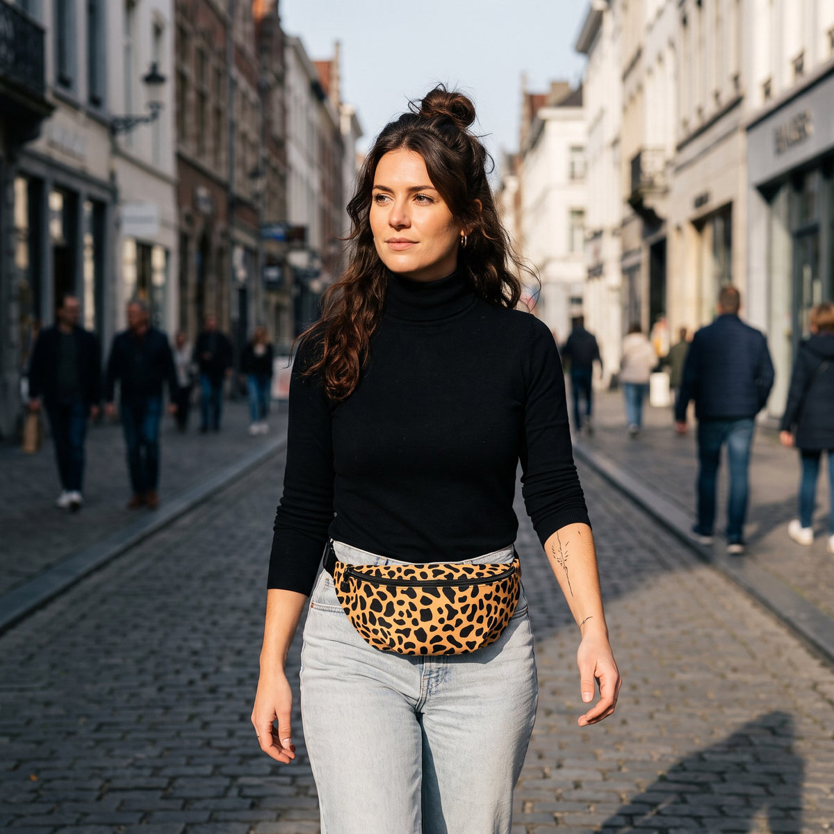 Sac banane léopard porté par une femme, look streetwear en Belgique | CHT'M Boutique