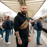 Sac banane léopard porté par un homme, look streetwear en Belgique | CHT'M Boutique