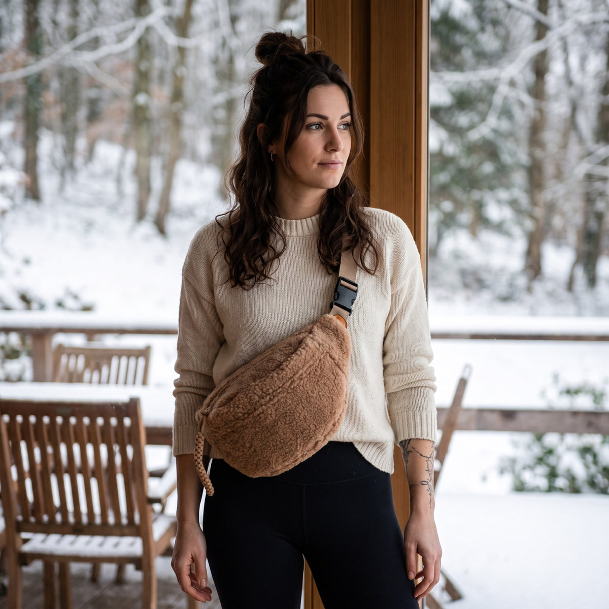 Sac banane moumoute en fausse fourrure brun porté par une femme, look streetwear en Belgique | CHT'M Boutique
