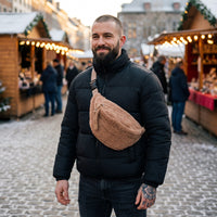 Sac banane moumoute en fausse fourrure brun porté par un homme, look streetwear en Belgique | CHT'M Boutique