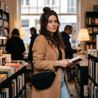 Sac banane moumoute en fausse fourrure noir porté par une femme, look streetwear en Belgique | CHT'M Boutique
