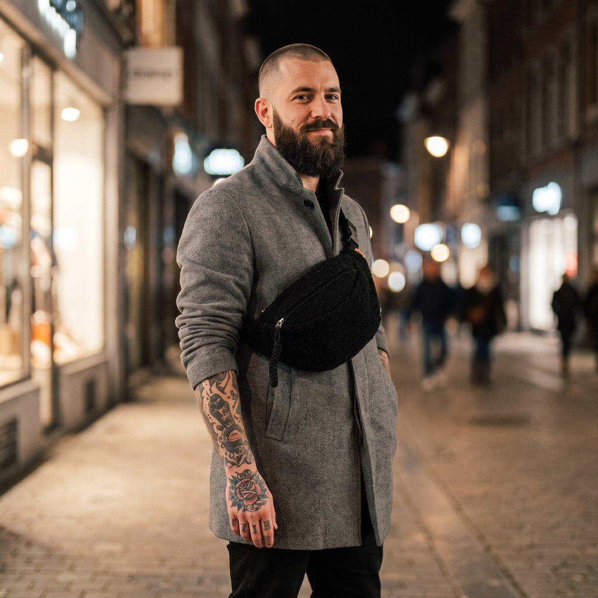 Sac banane moumoute en fausse fourrure noir porté par un homme, look streetwear en Belgique | CHT'M Boutique