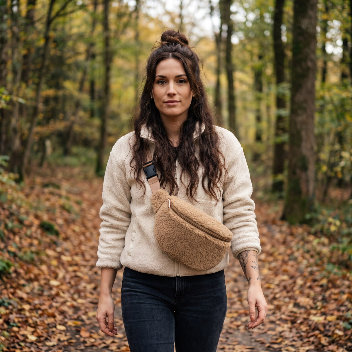 Sac bandoulière moumoute effet teddy kaki porté par une femme, look streetwear en Belgique | CHT'M Boutique