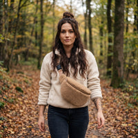 Sac bandoulière moumoute effet teddy kaki porté par une femme, look streetwear en Belgique | CHT'M Boutique