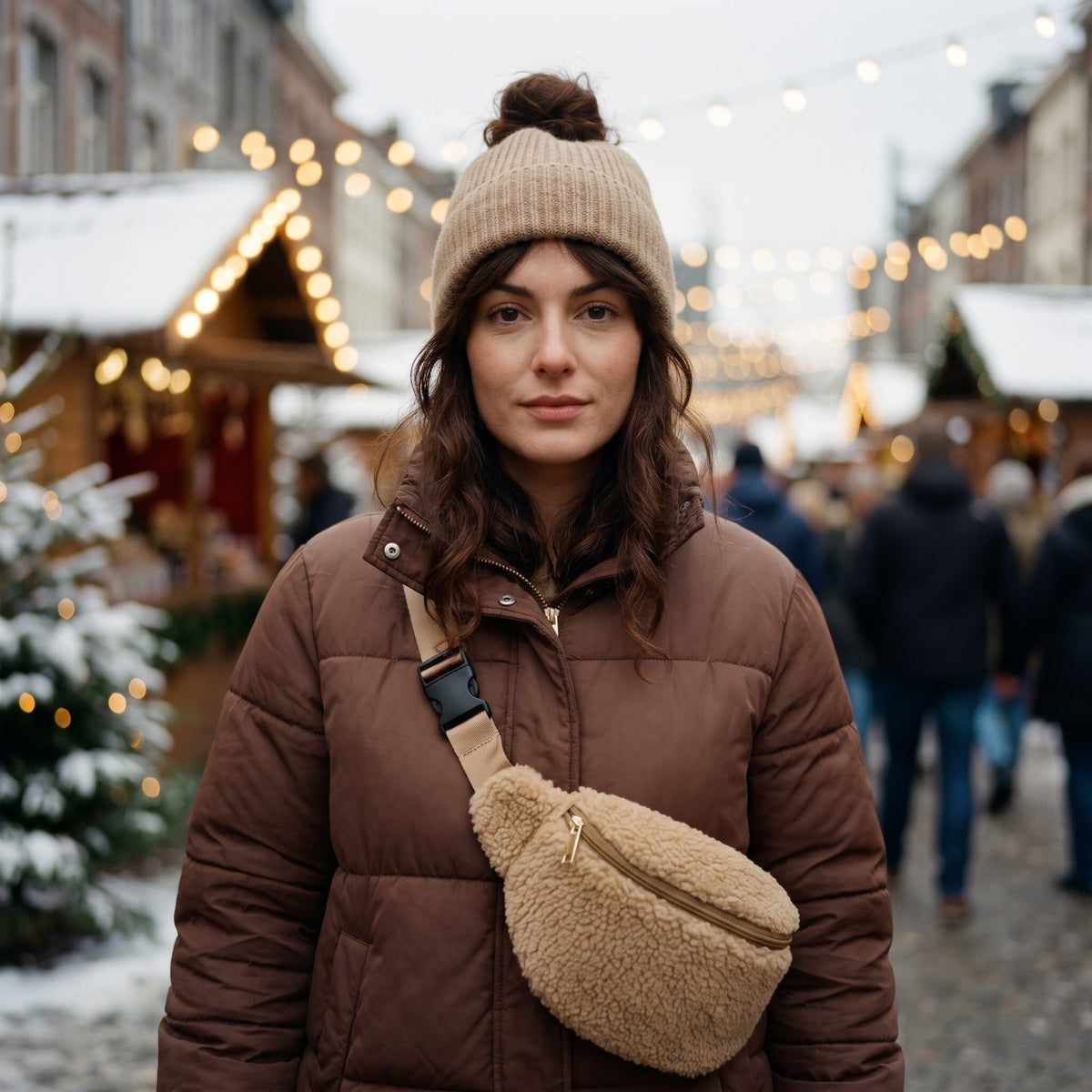 Sac bandoulière moumoute effet teddy kaki porté par une femme, look streetwear en Belgique | CHT'M Boutique