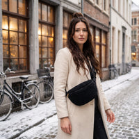 Sac bandoulière moumoute effet teddy noir porté par une femme, look streetwear en Belgique | CHT'M Boutique