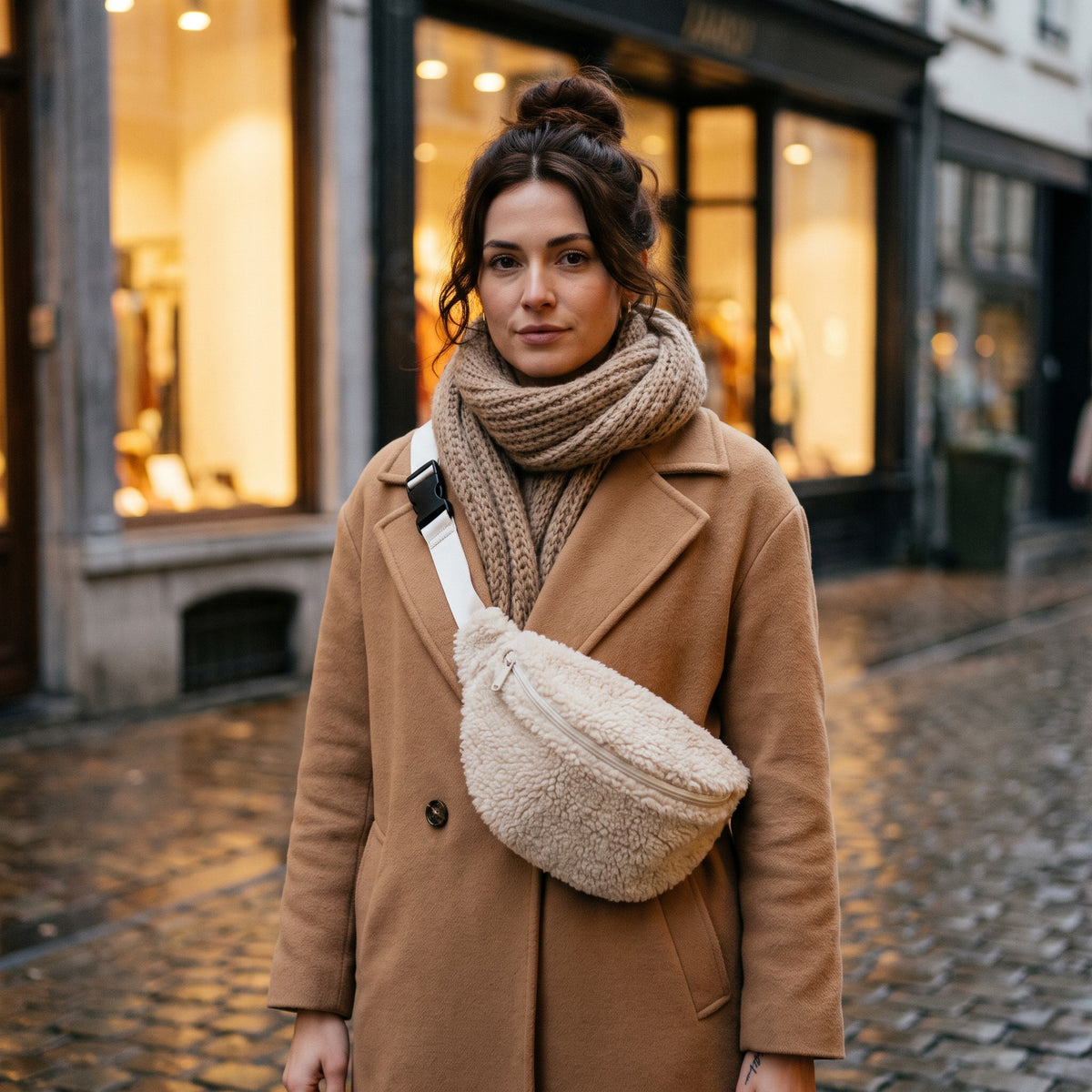 Sac bandoulière moumoute effet teddy porté par une femme, look streetwear en Belgique | CHT'M Boutique