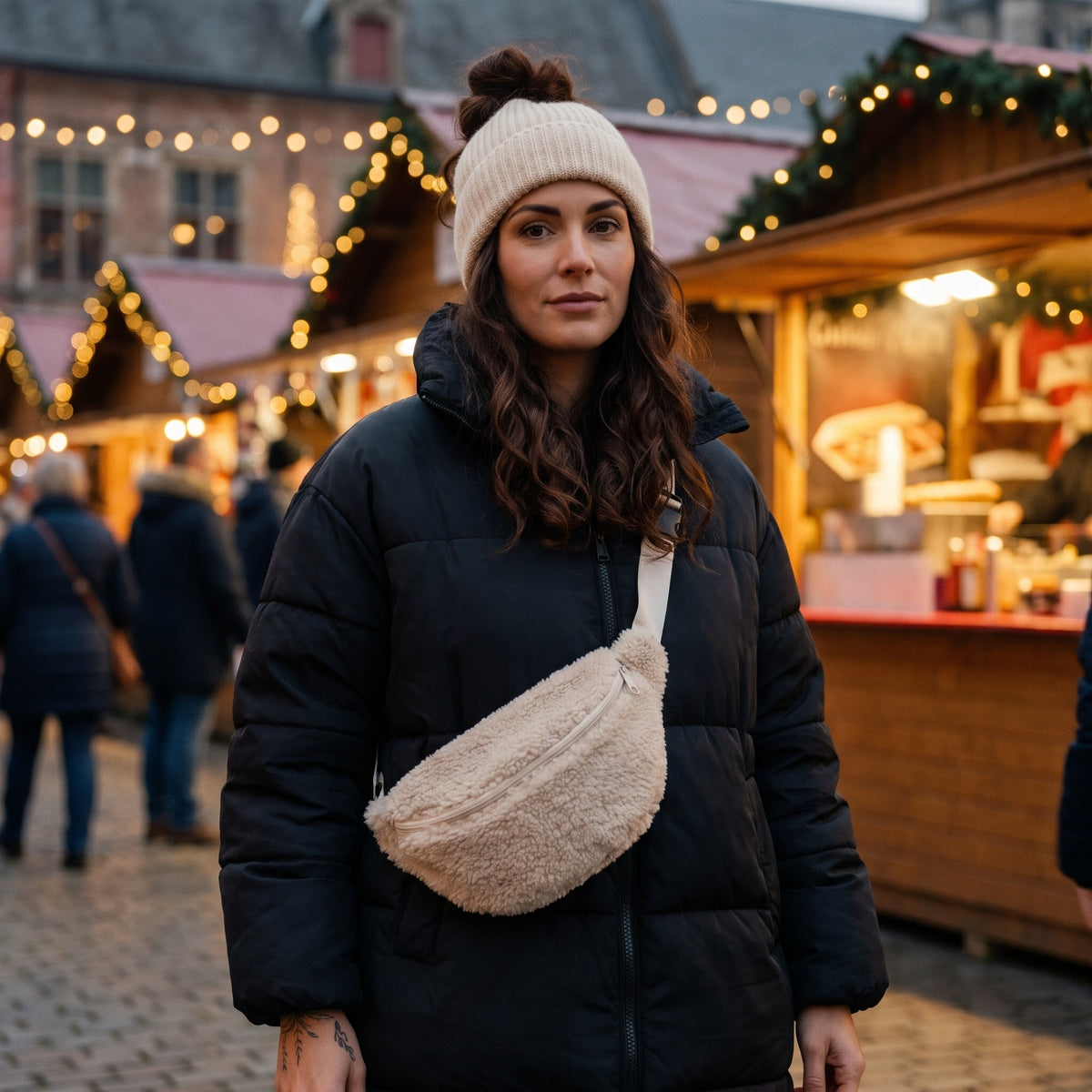 Sac bandoulière moumoute effet teddy porté par une femme, look streetwear en Belgique | CHT'M Boutique