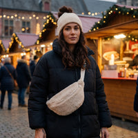 Sac bandoulière moumoute effet teddy porté par une femme, look streetwear en Belgique | CHT'M Boutique