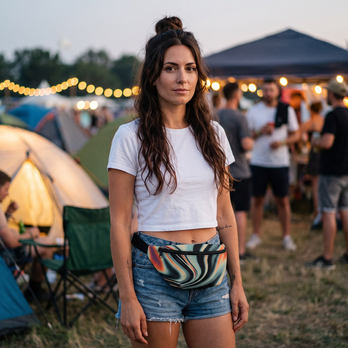 Sac banane psychédélique effet fumée porté par une femme, look streetwear en Belgique | CHT'M Boutique