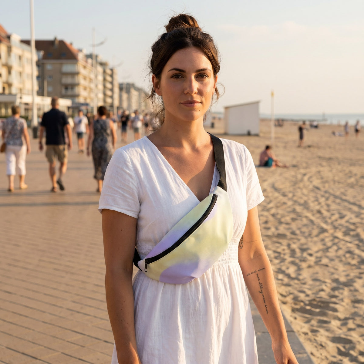 Sac banane tie and dye pastel porté par une femme, look streetwear en Belgique | CHT'M Boutique