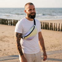 Sac banane tie and dye pastel porté par un homme, look streetwear en Belgique | CHT'M Boutique