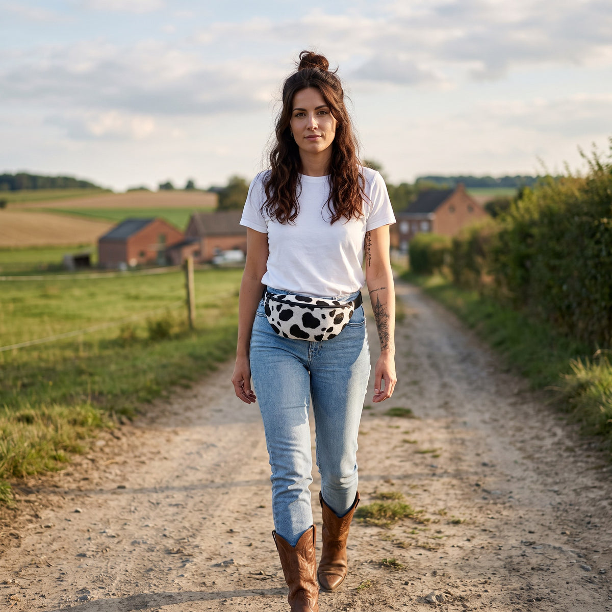 Sac banane imprimé vache noir et blanc porté par une femme, look streetwear en Belgique | CHT'M Boutique