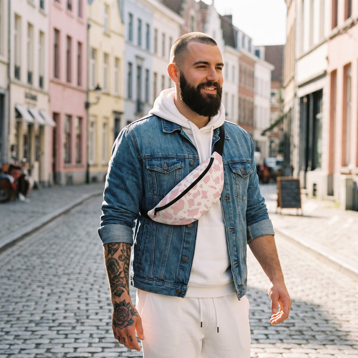 Sac banane imprimé vache rose pâle porté par un homme, look streetwear en Belgique | CHT'M Boutique