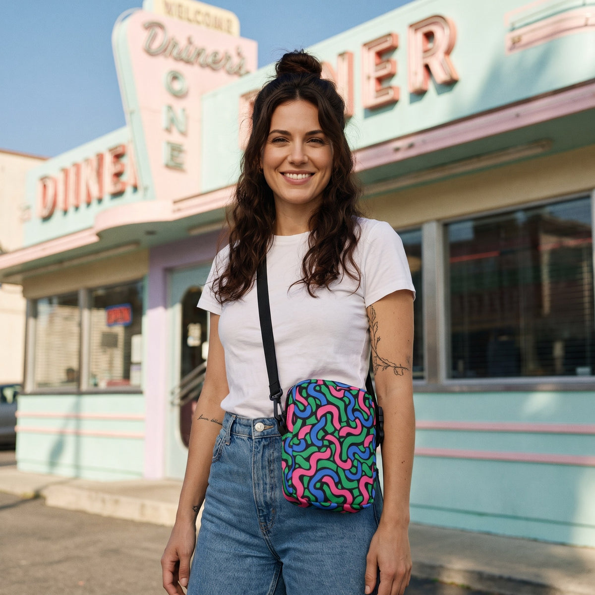Sac bandoulière motif années 80 porté par une femme, look streetwear en Belgique | CHT'M Boutique