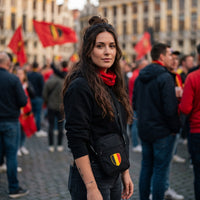 Sac bandoulière noir supporter Belgique porté par une femme, look streetwear en Belgique | CHT'M Boutique