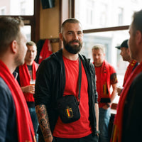 Sac bandoulière noir supporter Belgique porté par un homme, look streetwear en Belgique | CHT'M Boutique