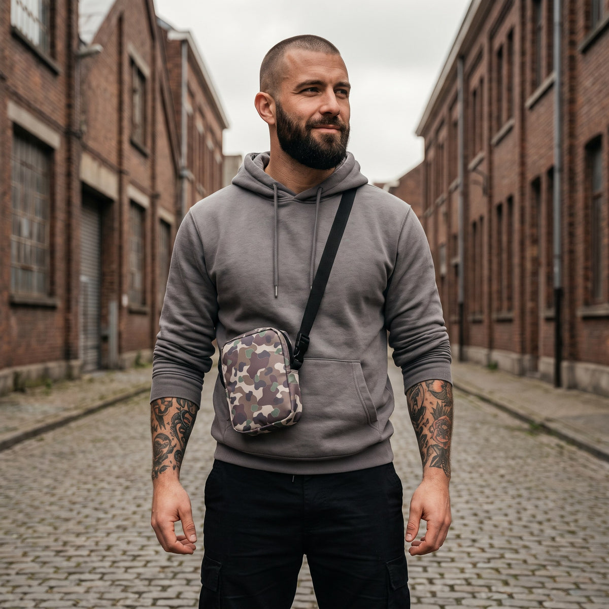 Sacoche bandoulière camouflage gris portée par un homme, look streetwear en Belgique | CHT'M Boutique