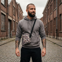 Sacoche bandoulière camouflage gris portée par un homme, look streetwear en Belgique | CHT'M Boutique