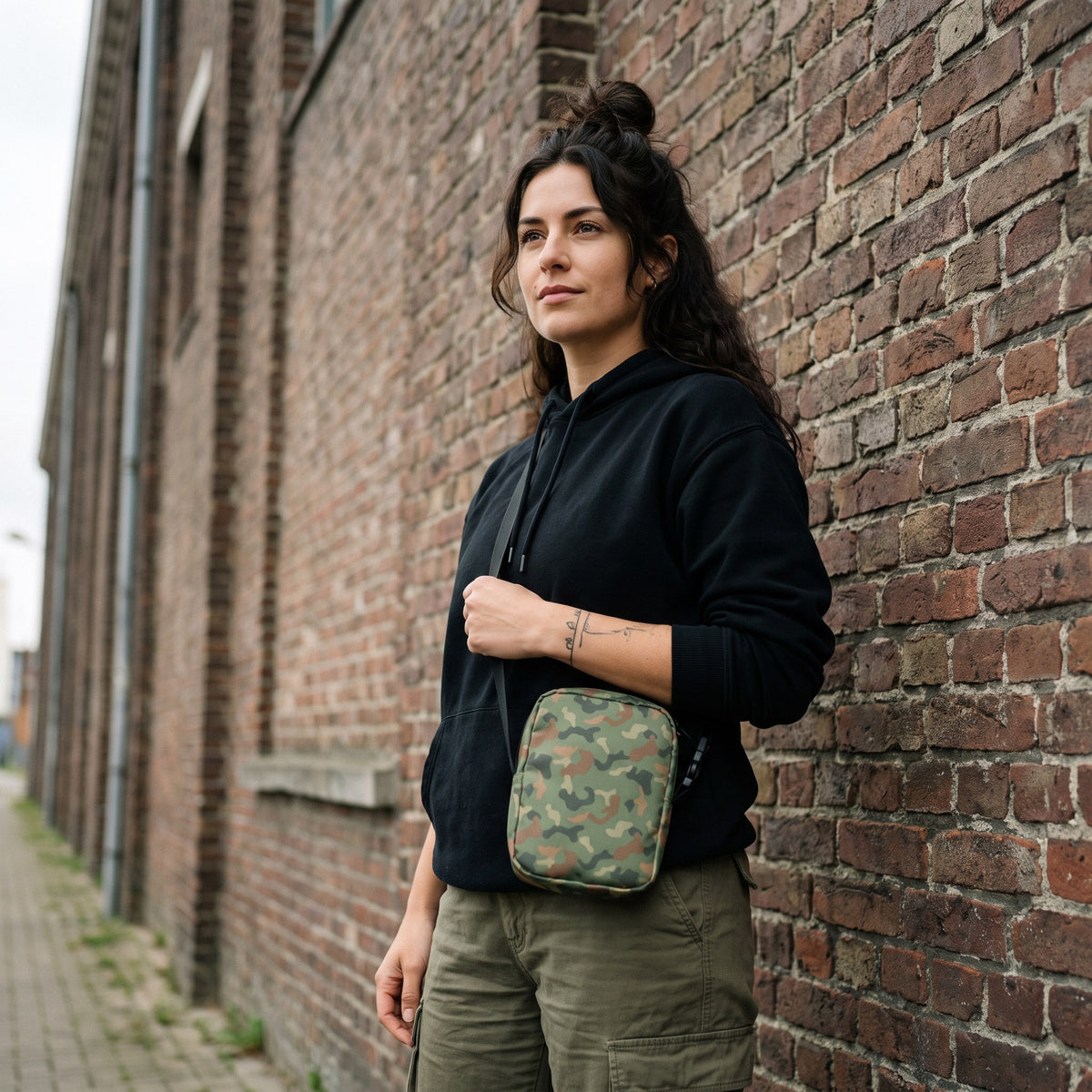 Sacoche bandoulière camouflage vert militaire portée par une femme, look streetwear en Belgique | CHT'M Boutique
