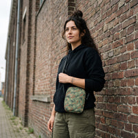 Sacoche bandoulière camouflage vert militaire portée par une femme, look streetwear en Belgique | CHT'M Boutique