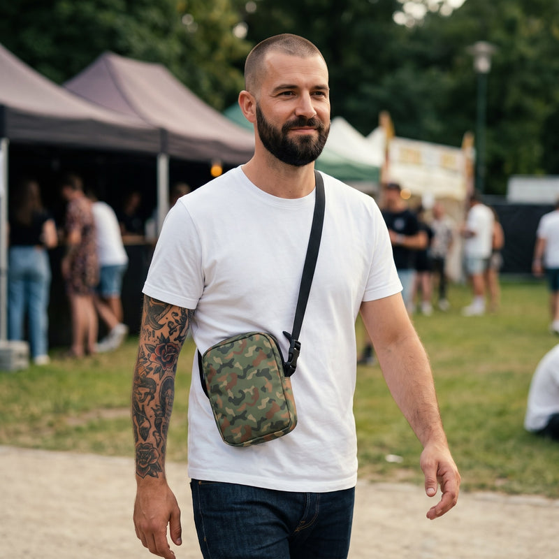Sacoche bandoulière camouflage vert militaire portée par un homme, look streetwear en Belgique | CHT'M Boutique