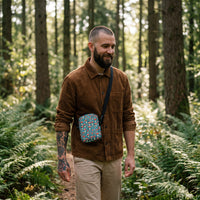 Sac bandoulière champignons amanite porté par un homme, look streetwear en Belgique | CHT'M Boutique