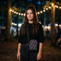 Sac bandoulière champignons fond nuit porté par une femme, look streetwear en Belgique | CHT'M Boutique