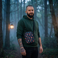 Sac bandoulière champignons fond nuit porté par un homme, look streetwear en Belgique | CHT'M Boutique