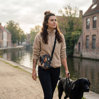 Sac bandoulière chiens labrador porté par une femme, look streetwear en Belgique | CHT'M Boutique
