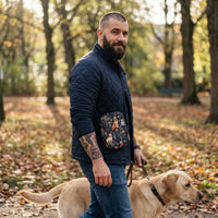 Sac bandoulière chiens labrador porté par un homme, look streetwear en Belgique | CHT'M Boutique